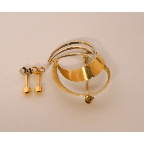 501 - A 9ct gold circular brooch and a pair of 9ct gold ear studs. 4.4g