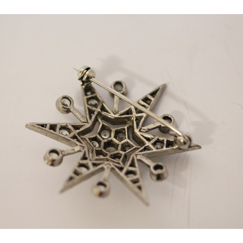 504 - A silver and paste set vintage starburst brooch. 4cms across