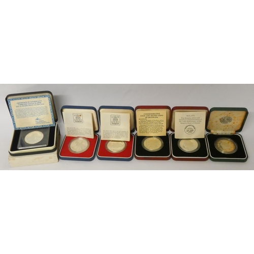 553 - Six cased silver Queen Elizabeth commemorative crowns