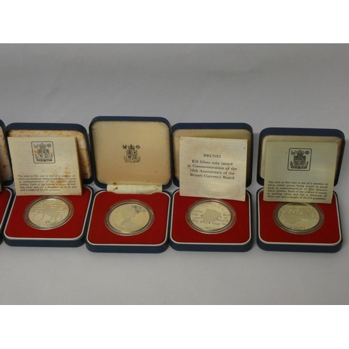 555 - Six cased silver Queen Elizabeth commemorative crowns