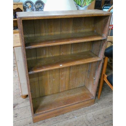 69 - A set of oak open bookshelves with adjustable shelves, 2'6