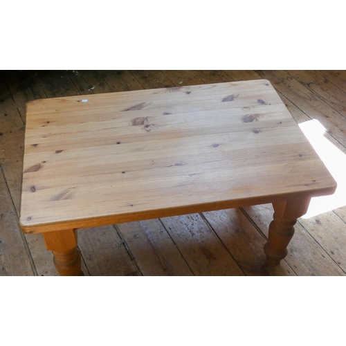 83 - A modern pine coffee table on turned legs