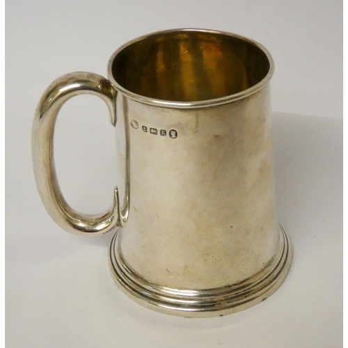 515 - A hallmarked silver tankard of plain form, Birmingham 1934. Gross weight 5.41 troy oz