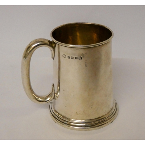 515 - A hallmarked silver tankard of plain form, Birmingham 1934. Gross weight 5.41 troy oz