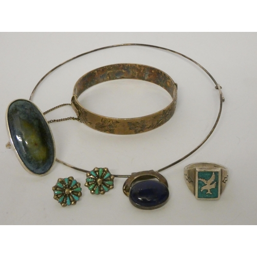 538 - A silver hinged bangle, dress rings, earrings and a pendant