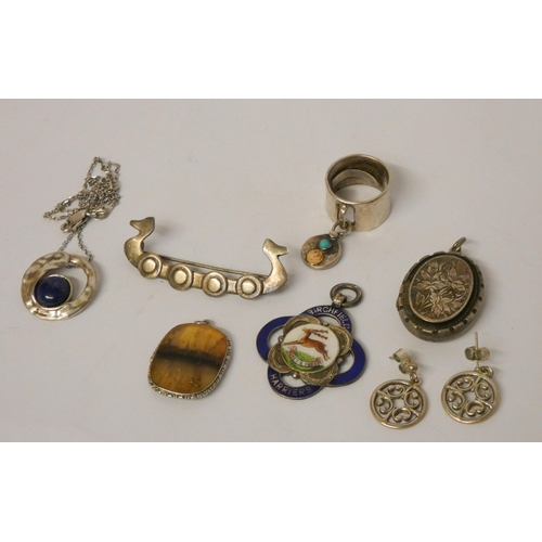 546 - A collection of silver jewellery to include pendants, oval locket etc