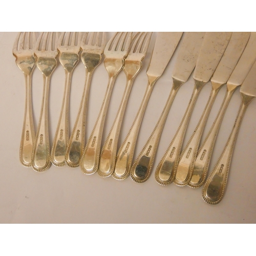 530 - A set of six hallmarked silver fish knives and matching forks with beaded edge, 22.7 troy ozs