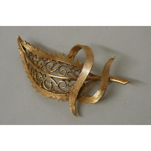 606 - A 9ct yellow gold leaf brooch, hallmarked, gross weight 10.6g