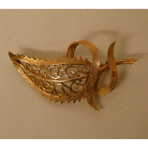 606 - A 9ct yellow gold leaf brooch, hallmarked, gross weight 10.6g