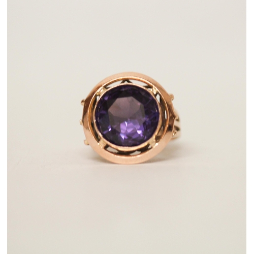 623 - A single stone ring, the circular colour change spinel within collet setting on a rose gold band, in... 