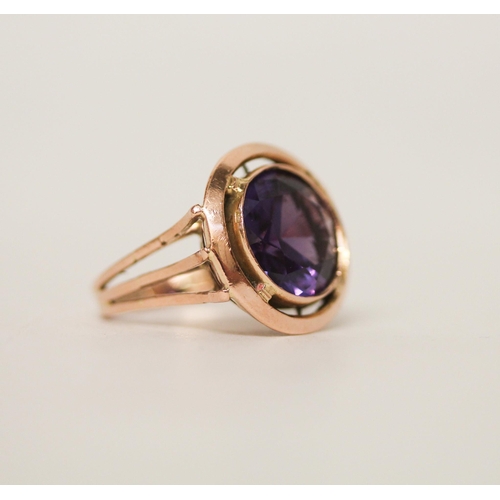 623 - A single stone ring, the circular colour change spinel within collet setting on a rose gold band, in... 