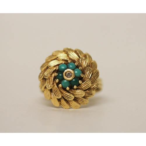 628 - A turquoise and diamond circular cluster dress ring, in yellow gold mount, Chinese marks K18. Gross ... 