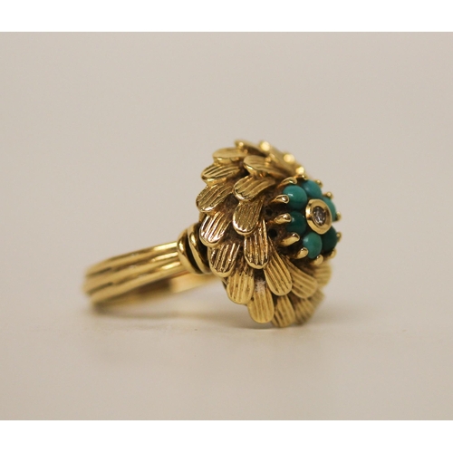 628 - A turquoise and diamond circular cluster dress ring, in yellow gold mount, Chinese marks K18. Gross ... 