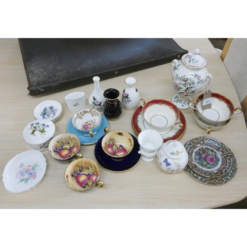 107 - A collection of assorted Aynsley china plates, vases and other items