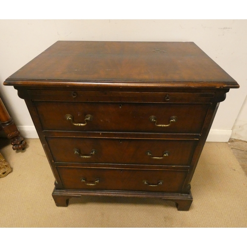 316 - A Georgian style mahogany cross banded bachelors chest of three long drawers and brushing slide, 2'6... 