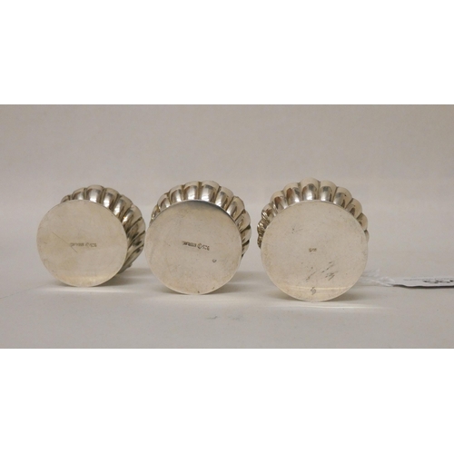 564 - Three matching sterling silver shell shaped salt cellars with cherub mounts. Marked 925 to base. 3.6... 