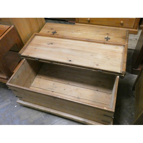 189 - A large square pine coffee table/storage box with iron hinges. 41