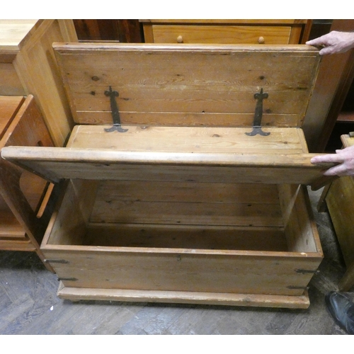 189 - A large square pine coffee table/storage box with iron hinges. 41