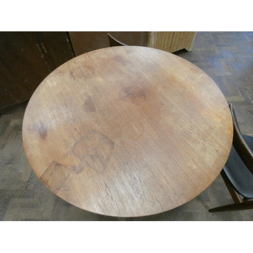 369 - A Danish Frem Rojle Roundette circular teak dining table with fold away centre leaf and six matching... 