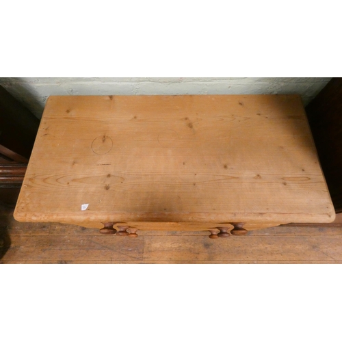 390 - A Victorian stripped pine chest of two long and two short drawers with bun handles. 35