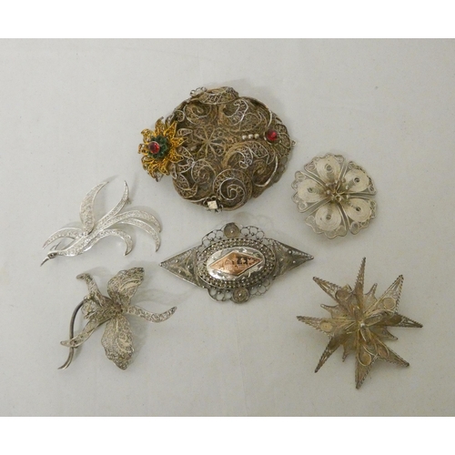 602 - A collection of assorted silver filigree brooches. Five in the lot.