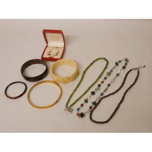 633 - A collection of vintage jewellery to include bangles and bead necklaces.