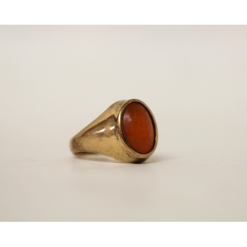 657 - A 9ct gold amber set signet ring. Ring size K. Gross weight 4.8gms.