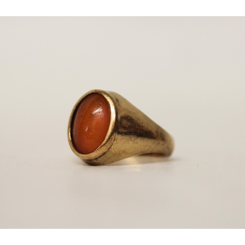 657 - A 9ct gold amber set signet ring. Ring size K. Gross weight 4.8gms.