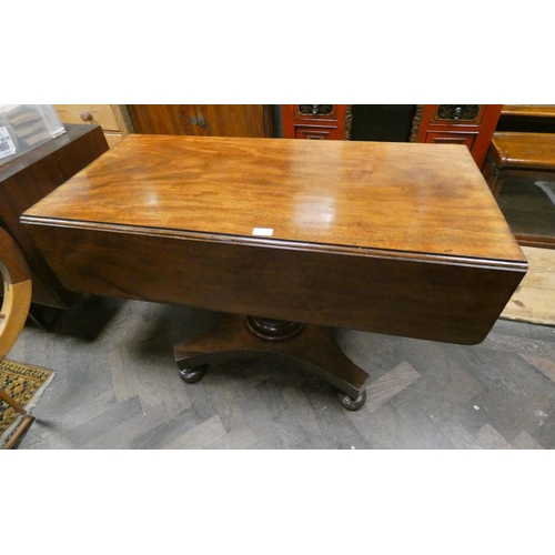 404 - A Victorian mahogany Pembroke table on pillar and platform base 3'6