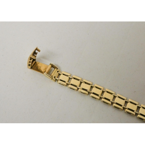 626 - A modern ladies 14ct yellow gold wristwatch with hallmarked bracelet strap, quartz movement, gross w... 