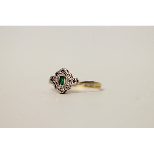 652 - An Art Deco emerald and diamond panel ring, shank marked 18ct & Plat, ring size N, gross weight 2.1g