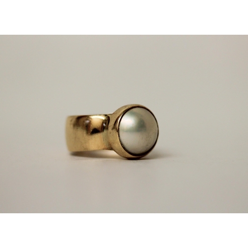 659 - A modern mabe pearl wide band dress ring, hallmarked 9ct gold, ring size S, gross weight 8.2g