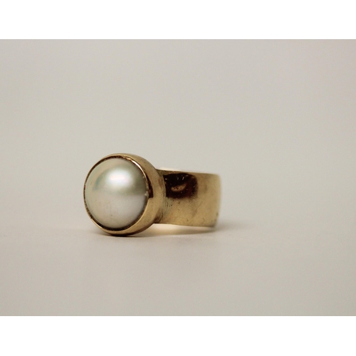 659 - A modern mabe pearl wide band dress ring, hallmarked 9ct gold, ring size S, gross weight 8.2g