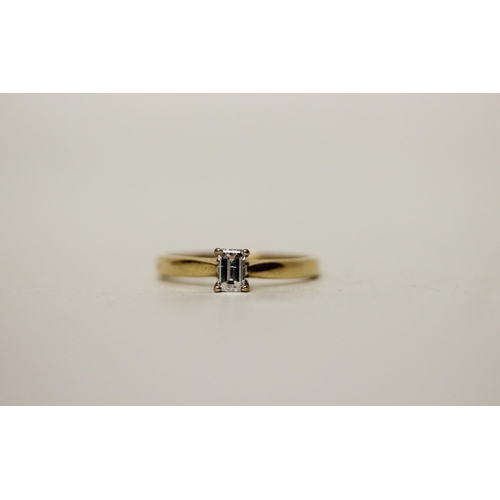 662 - A modern emerald cut solitaire diamond engagement ring, on 18ct yellow gold band. Hallmarked, diamon... 