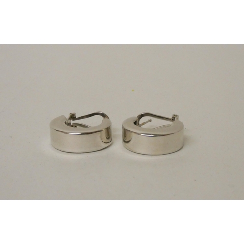 672 - A pair of modern 18ct white gold polished hoop earrings, with omega post fastenings. marked 750, wei... 