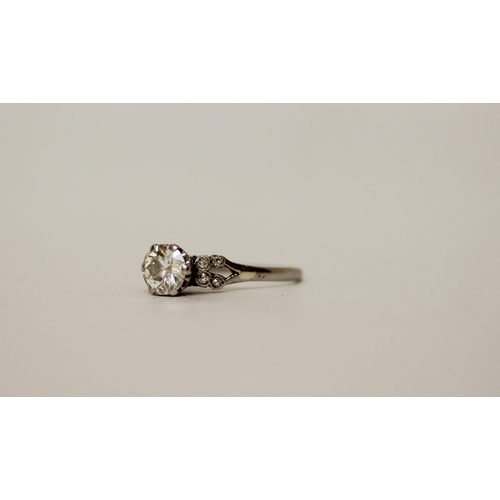 700 - An Art deco diamond engagement ring, claw set brilliant cut diamond on diamond shoulders, to a plati... 