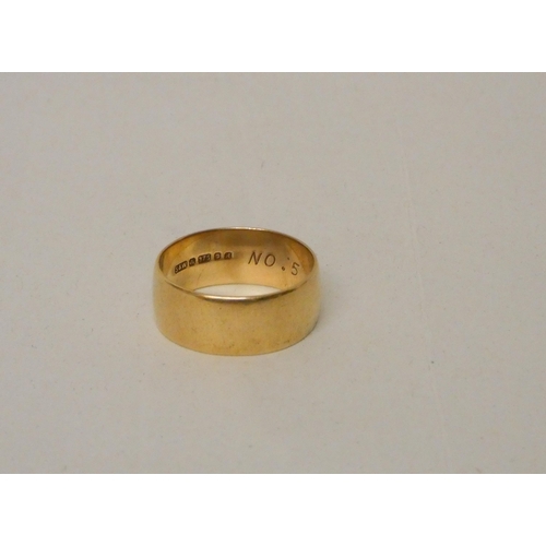 725 - A modern 9ct yellow gold wide wedding band, 6g, ring size T