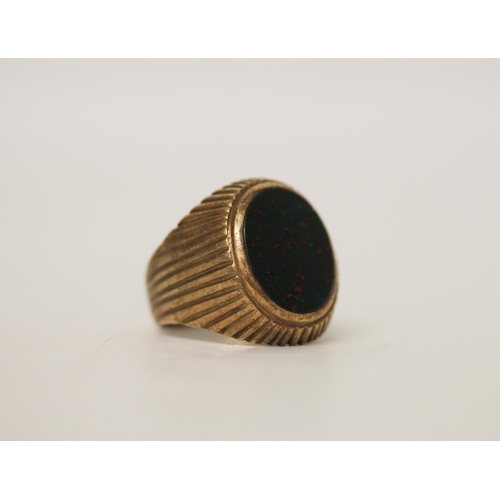 729 - A gents signet ring, with an oval bloodstone on a 9ct gold band. Ring size P, gross weight 7.5g