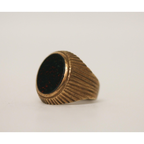 729 - A gents signet ring, with an oval bloodstone on a 9ct gold band. Ring size P, gross weight 7.5g