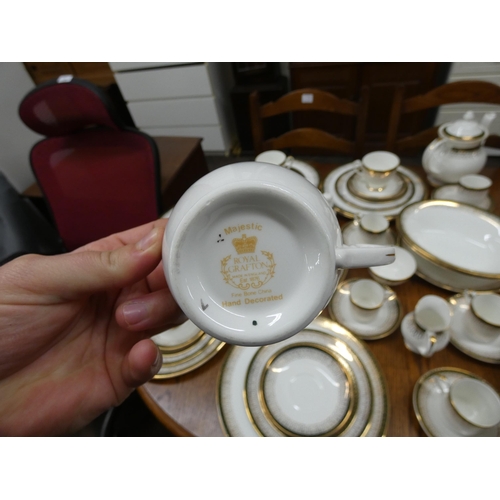 158 - A Royal Grafton majestic green and gold bordered dinner, tea and coffee service approx. 50 pieces