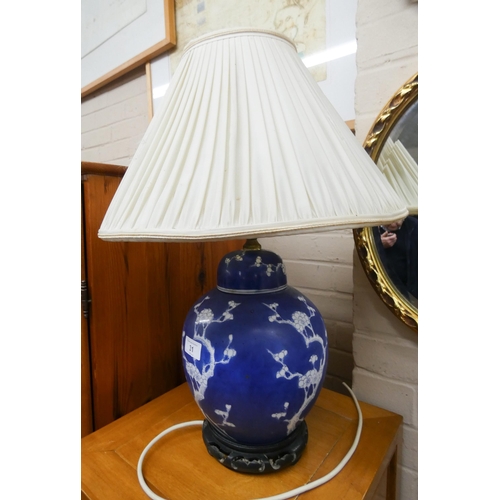 31 - A Chinese blue and white ginger jar style table lamp with shade