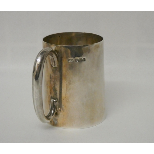 510 - A Walker and Hall silver half pint christening mug of plain form. 7.08 troy ozs. Hallmarked Sheffiel... 