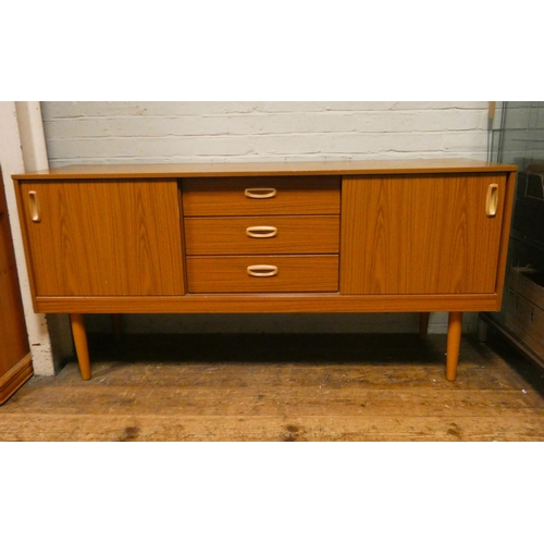 320 - A teak effect sideboard, 5' wide