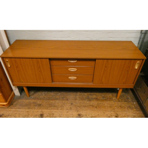 320 - A teak effect sideboard, 5' wide