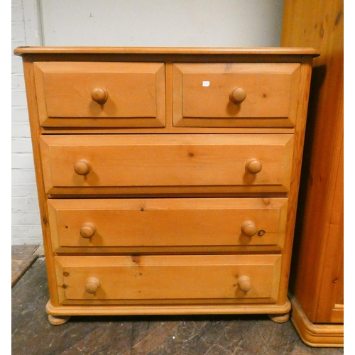 325 - A Victorian style pine chest of drawers with bun handles, 36