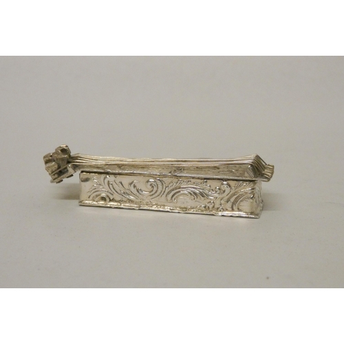 543 - A late Victorian silver novelty 12 string zither snuff or pill box. Sheffield Hallmarks 1894. 7 cm a... 