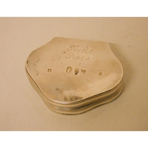 548 - A Dutch shaped silver snuff box with hinged lid decorated with cherubs. 1.7 troy ozs. 6cm across