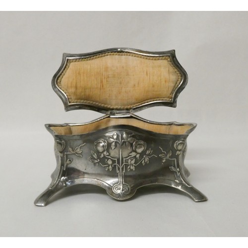 498 - A WMF Art Nouveau dressing table trinket box, marked to base and numbered 28K. 12.5cm across.