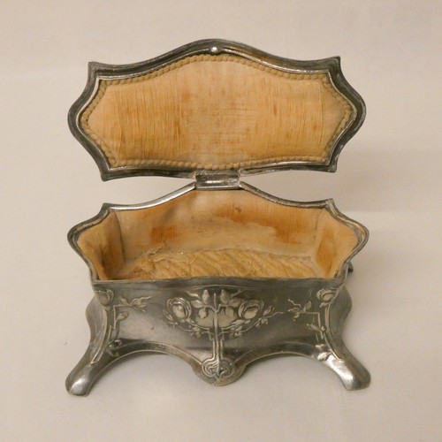 498 - A WMF Art Nouveau dressing table trinket box, marked to base and numbered 28K. 12.5cm across.