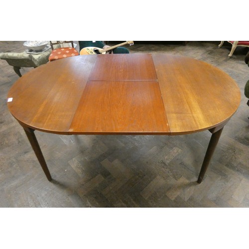 433 - A Danish Frem Rojle Roundette circular teak dining table with fold away centre leaf and six matching... 